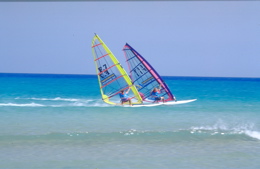Windsurfer am Strand von Sotavento im Süden von Fuerteventura